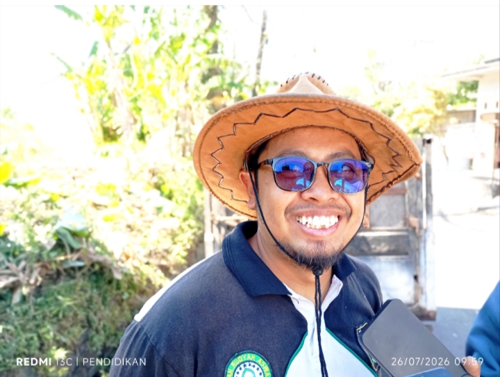 Anggota LPMD juga antusias mengikuti kerja bakti bersama warga masyarakat.