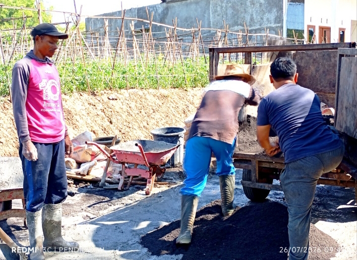 Tampak warga masyarakat ketika menurunkan bahan bahan pengecoran.