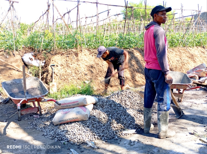 Tampak bahan bahan pengecoran yang disiapkan oleh warga masyarakat.