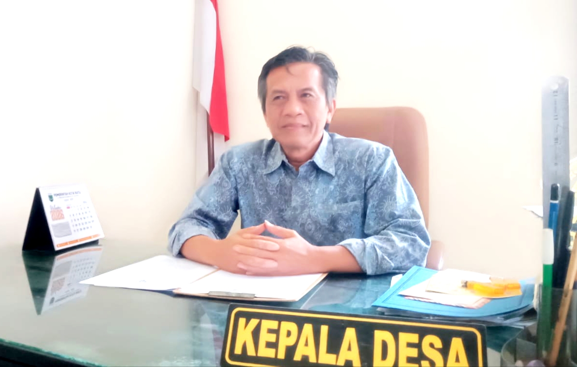 Kepala Desa Mojorejo ketika di tempat kerjanya.