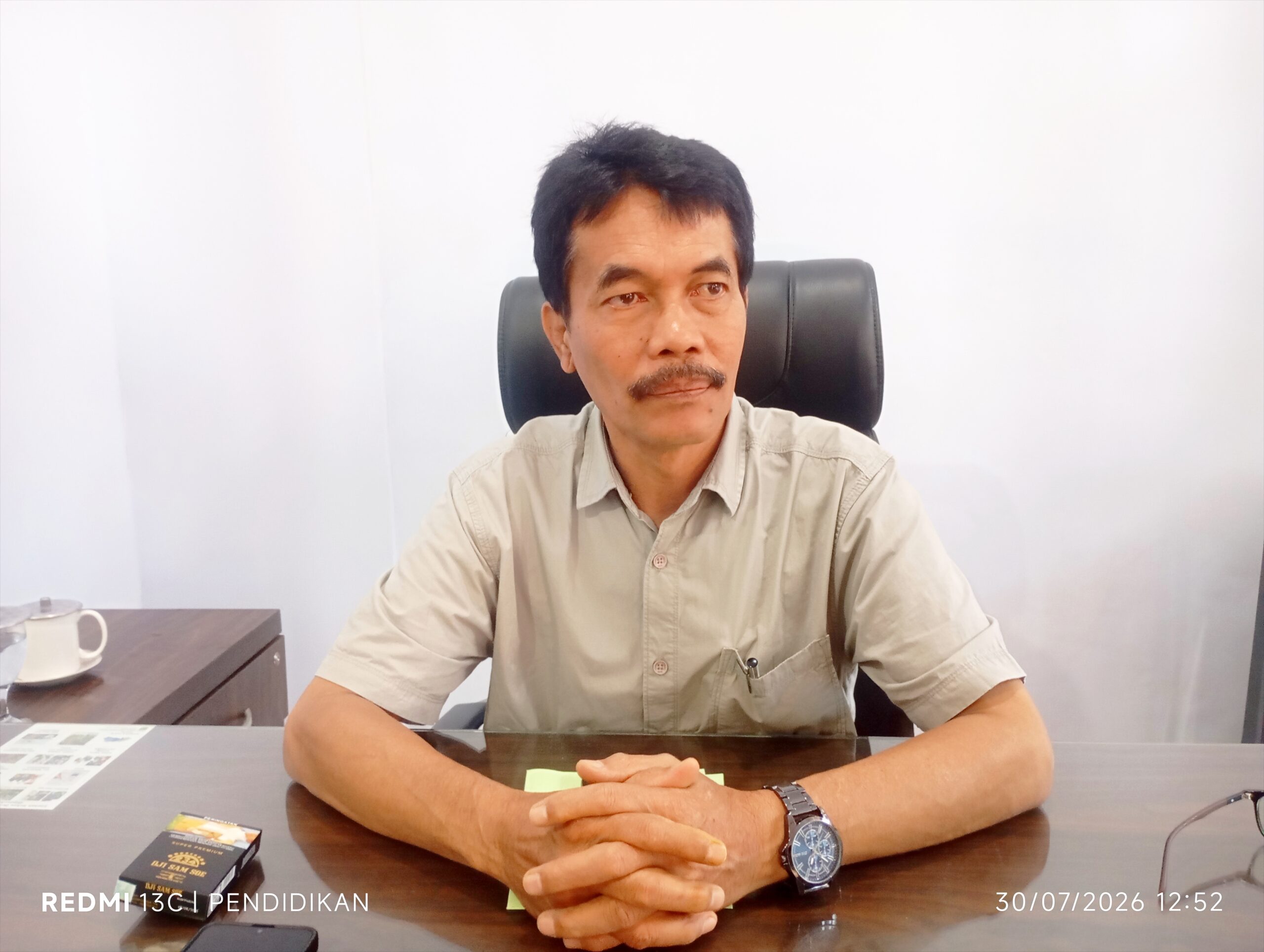 Kepala Desa Pendem ketika berada di ruang kerjanya.