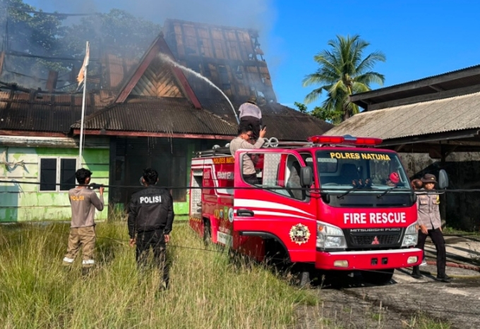 Tampak petugas sedang padamkan kebakaran.