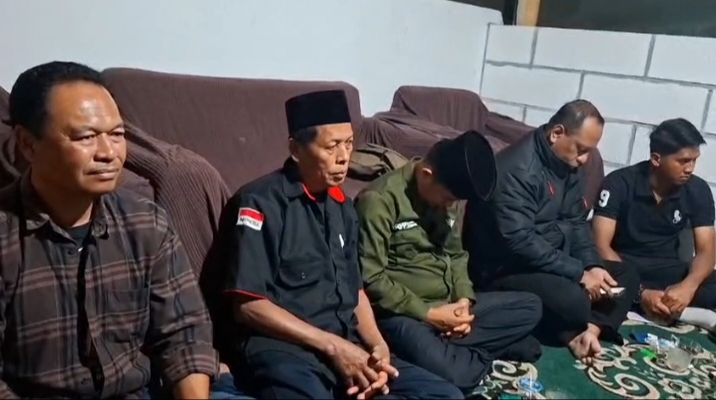 Tampak dari depan sebelah kanan nomor dua, Ketua Nusantara Bersatu, Jose Alexander ketika mengikuti rangkaian tasyakuran. 