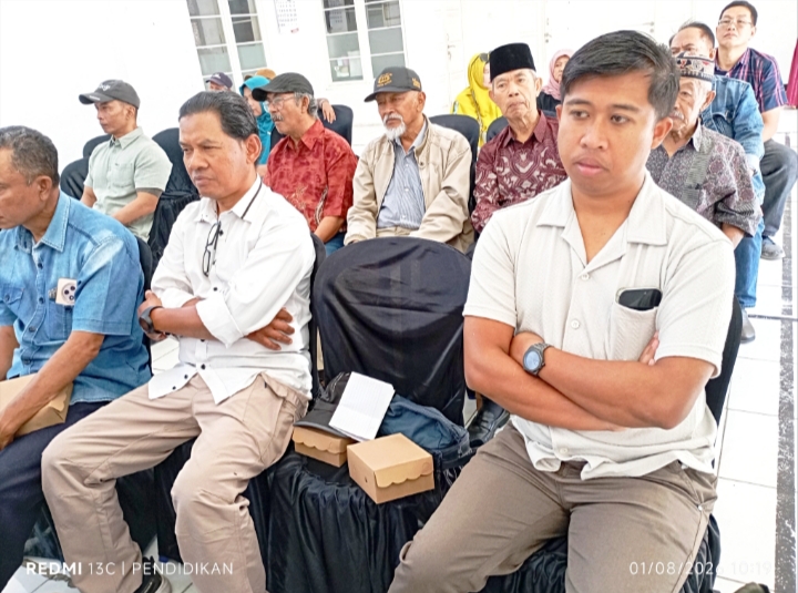 Tampak warga masyarakat sekitar antusias dan khidmat mengikuti sosialisasi hukum.