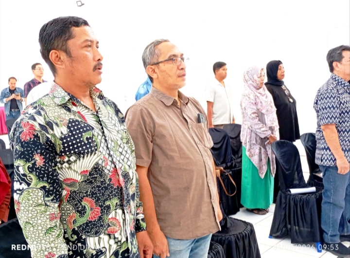 Tampak Ketua Komisariat PSHT Bani Salim Sapari beserta pengurus mengikuti sosialisasi Hukum.
