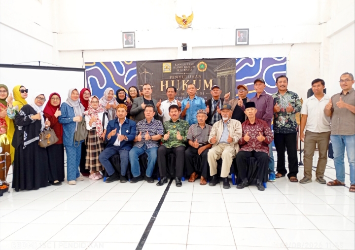 Tampak Ketua MTC Ketika bersama sama masyarakat seusai kegiatan sosialisasi hukum.