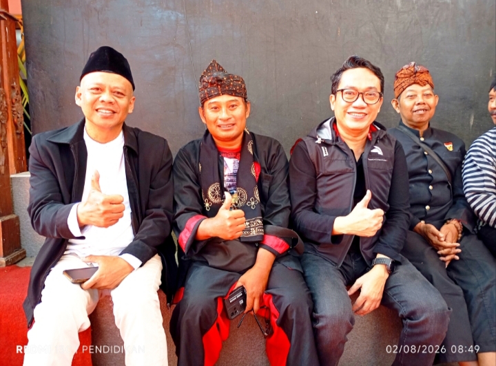 Tampak depan kanan pakai kacamata, Kadisparta Kota Batu, Ketua Umum Dewan Kesenian Kota Batu, serta Depag Kota Batu. 