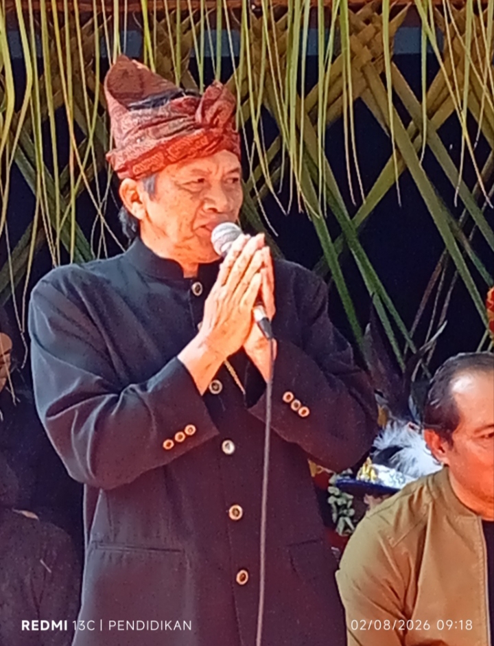 Kepala Desa Mojorejo ketika memberikan apresiasi atas kegiatan budaya Sangguran. 