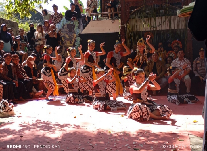 Tarian yang dibawakan merupakan juga sebagai wujud uri uri budaya yang tetap dilestarikan. 