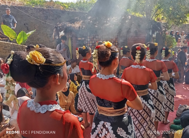 Tampak dengan khidmat prosesi Manusuk Shima dilakukan. 