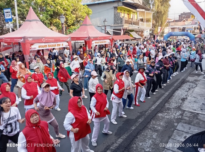 Tampak masyarakat memenuhi jalan utama depan Balai Desa Junrejo.