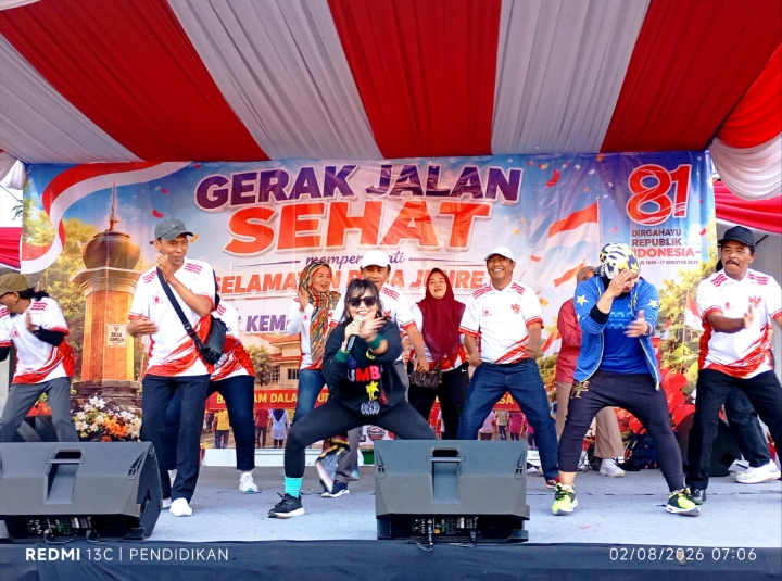 Tampak dengan penuh semangat Kepala Desa beserta jajaran staff dan panitia mengikuti gerakan senam.