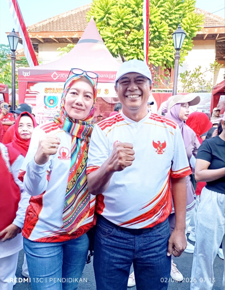 Kepala Desa Junrejo bersama Ketua TP PKK Desa Junrejo ketika mengikuti Gerak Jalan Sehat.