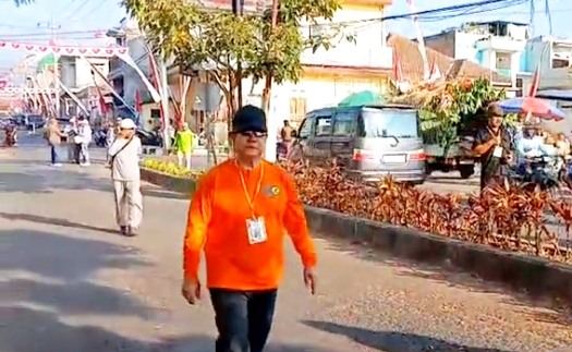 Ketua MTC sekaligus Ketua Konsultasi dan Klinik Hukum MTC, H. Ashadi Mas'ud, S.H., M.H., dengan semangat mengikuti gerak jalan sehat.