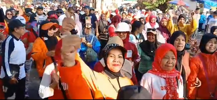 Tampak ratusan peserta jalan sehat dalam rangka memperingati HUT MTC ke 54.