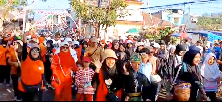 Tampak SH Terate ikut turut serta bersama sama warga masyarakat dalam jalan sehat.