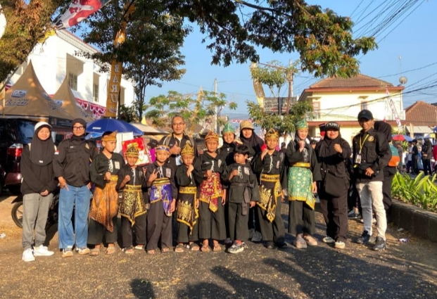 Tampak para warga serta pengurus Komisariat Bani Salim Sapari bersama Terate Kids sesuai mengikuti acara jalan sehat.