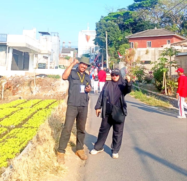 Tampak Ketua PSHT Komisariat Bani Salim Sapari bersama Pembina Terate Kids Bani Salim Sapari ketika mengikuti jalan sehat serta membantu kelancaran dan keamanan.