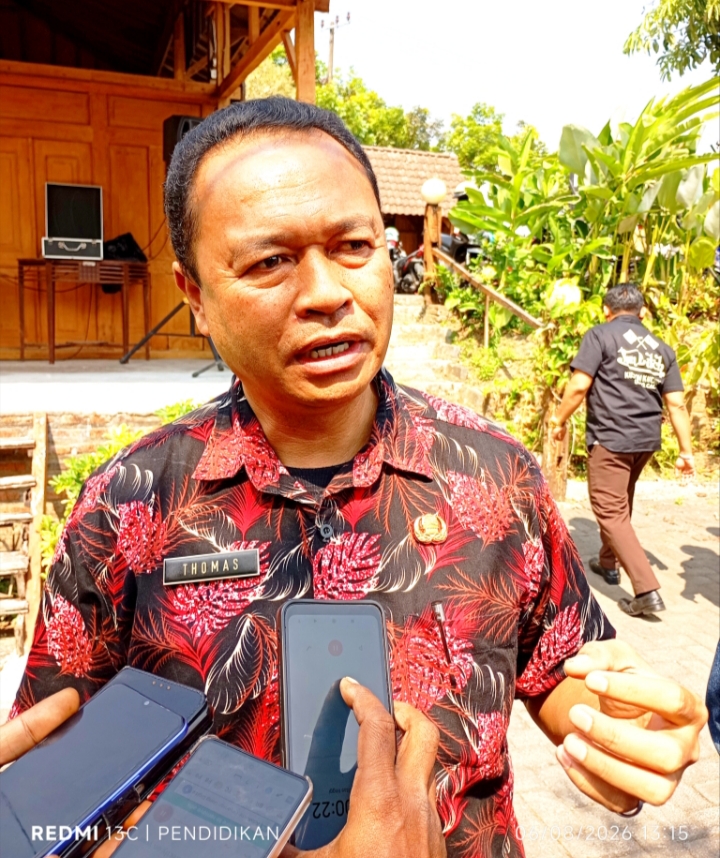 Pembina Flobamora, Thomas Maydo,S.Sos yang juga sekaligus sebagai Camat Bumiaji ketika memberikan keteranganya ke awak media.
