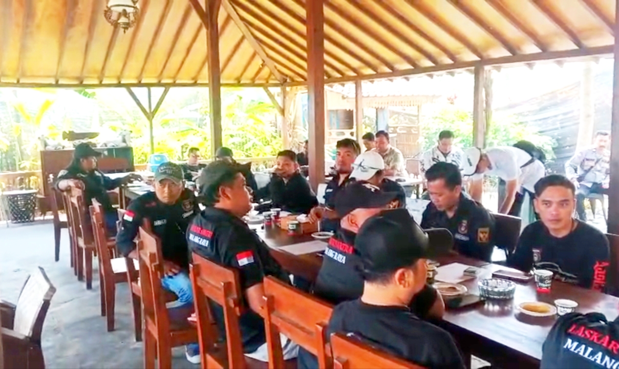 Tampak Madas dan dan Laskar Sakera guyub rukun dan damai.