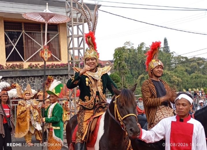 Anggota DPRD Kota Batu tampak mengikuti Karnaval Budaya dengan menunggang kuda serta memakai pakaian Bak seorang patih kerajaan Majapahit. 