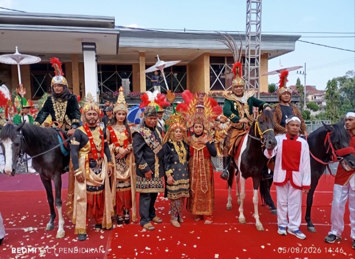 Tampak Kepala Desa dan Ketua TP PKK Desa Tulungrejo bersama para peserta Karnaval budaya. 