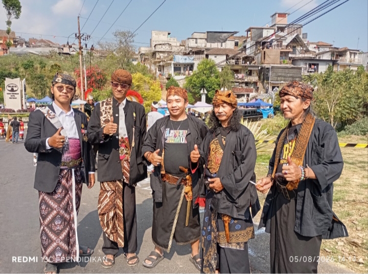 Hadir juga Labuni ( Lembaga Adat Budaya dan Seni ) Bumiaji dalam Karnaval Budaya. 