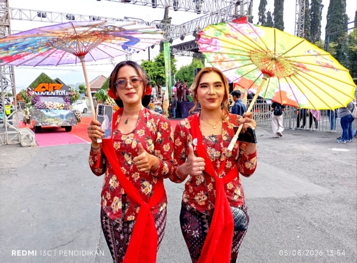 Tampak salah satu Srikandi Linmas Desa Tulungrejo dengan sangat antusias mengikuti Karnaval Budaya. 