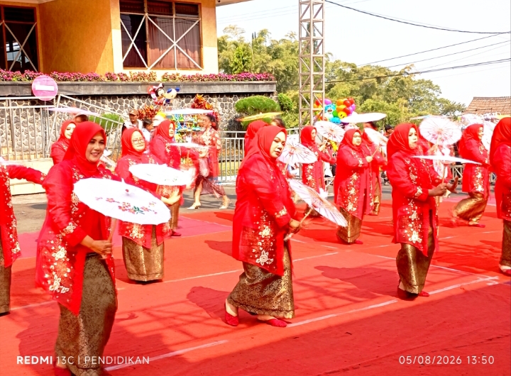Tampak dengan antusias TP PKK Desa Tulungrejo menampilkan tari payung. 