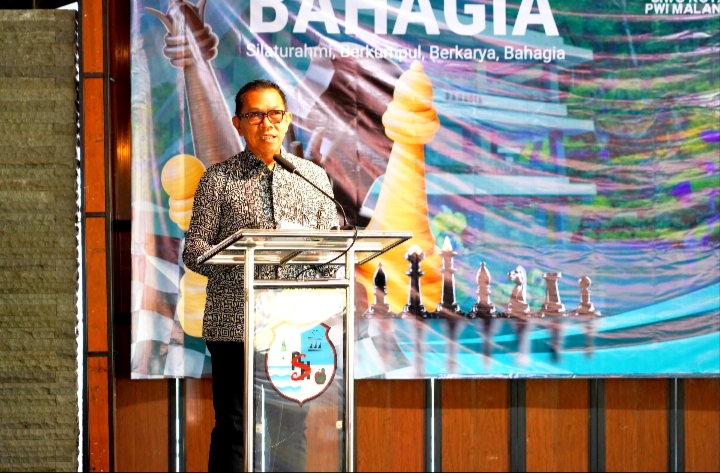 Wali Kota Batu, Nurochman ketika mengapresiasi Catur Bahagia.
