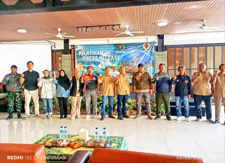 Tampak Ketua PWI Malang Raya beserta SIWO Kota Batu bersama sama Koni.
