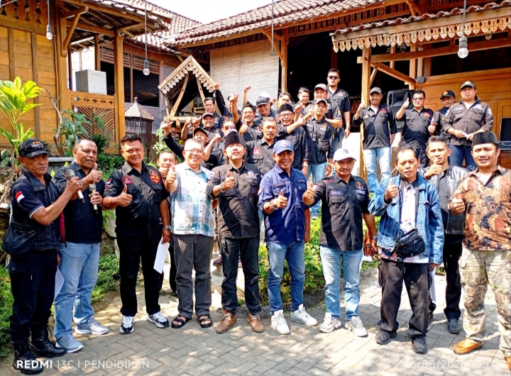Ketua PSHT Komisariat Bani Salim Sapari Cabang Batu, sebelah kanan tampak depan berbaju batik ketika bersama sama Ormas yang lain lainya. 