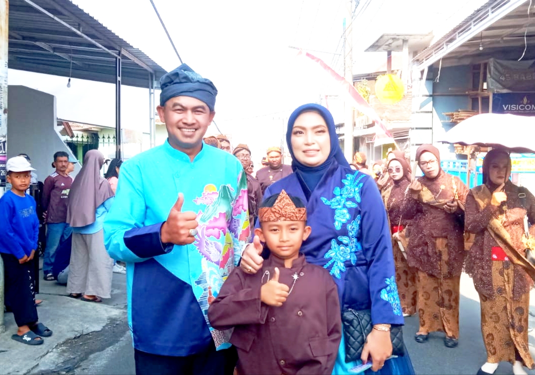 Kepala Desa Beji ketika bersama Ketua TP PKK Desa Beji, Kecamatan Junrejo Kota Batu. 