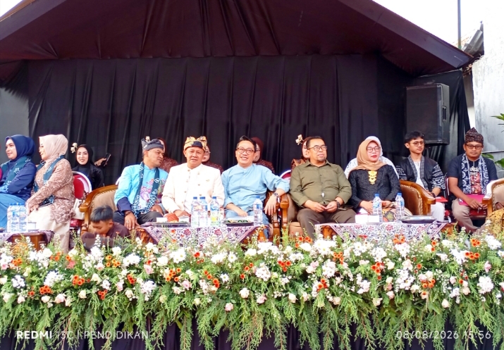 Tampak kepala Desa Beji bersama Camat Bumiaji, Disparitas Batu, TP PKK beserta peserta yang  lain lainya. 