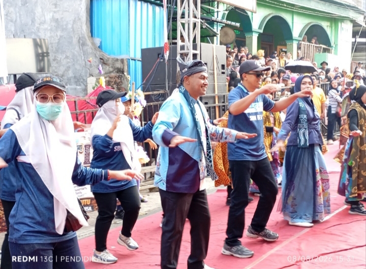 Tampak Kepala Desa Beji dengan semangatnya mengikuti peserta. 