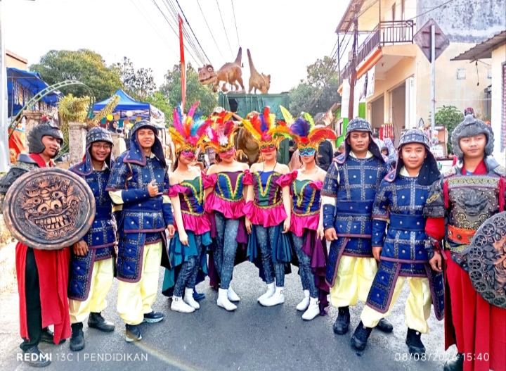 Tampak penampilan pelaku wisata  sera penampilan ala kerajaan. 