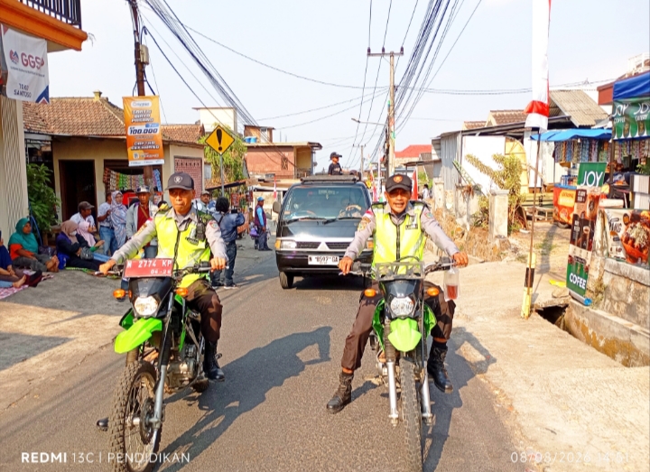Tampak Linmas Desa Beji ketika mengikuti Karnaval.l serta pengamanan area. 
