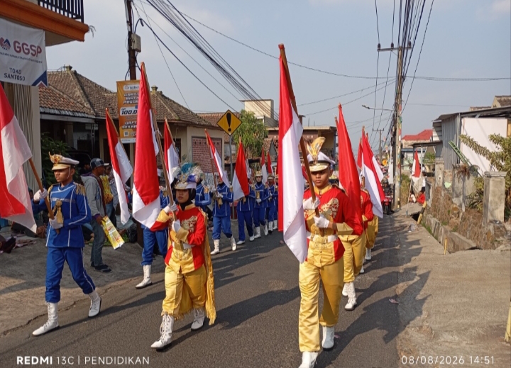 Tampak penampilan Paskibra membawa bendera merah putih