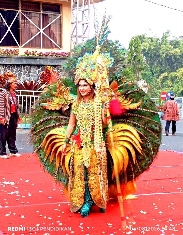 Tampak penampilan dengan memakai baju yang menarik serta cantik.