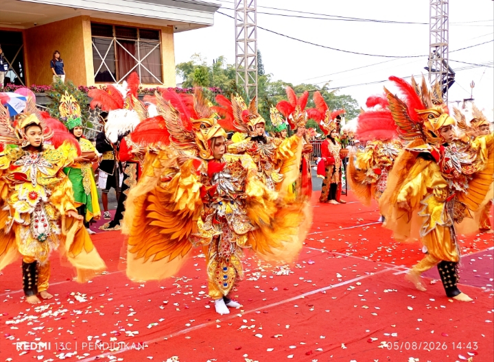 Tarian burung yang menarik, menari dengan lemah gemulai di hadapan kepala desa.