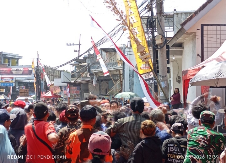 Tampak masyarakat berebut pohon uang yang menjadikan salah satu pusat perhatian dalam pawai budaya.