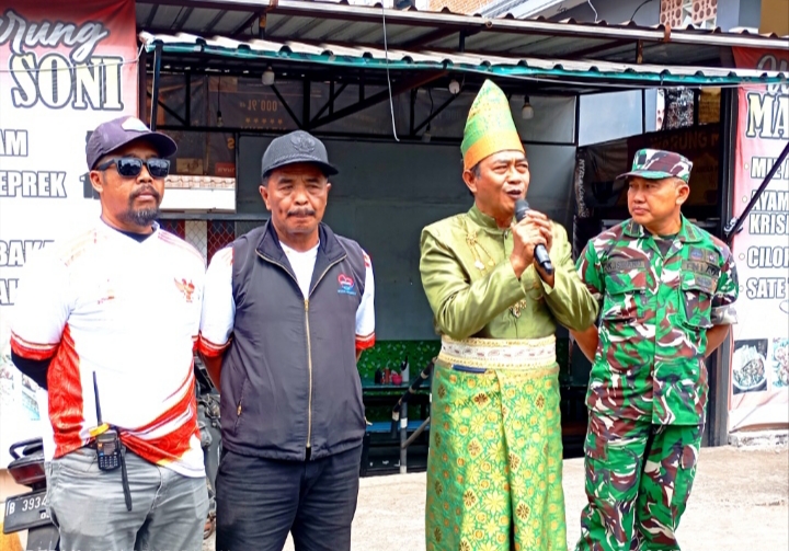 Tampak dari kiri depan, panitia, Ketua panitia pelaksana, Kepala desa, dan Danramil, ketika memberangkatkan Pawai Budaya.