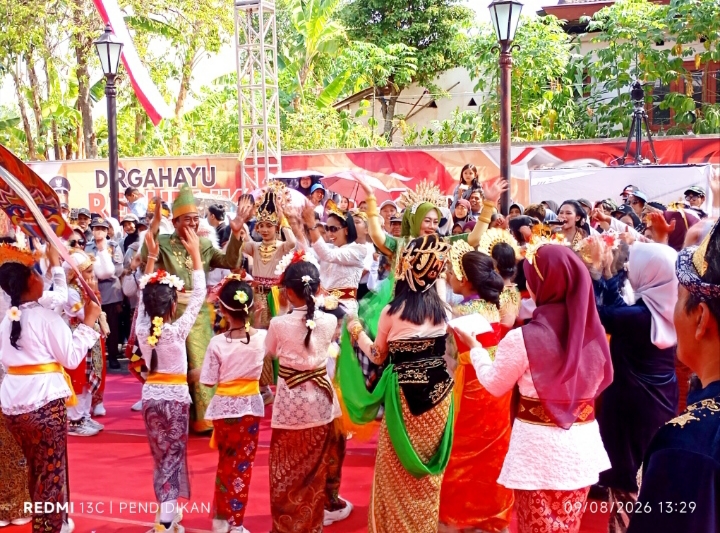 Tampak baju adat Nusantara yang di pakai oleh anak anak SD dalam pawai budaya Desa Junrejo.