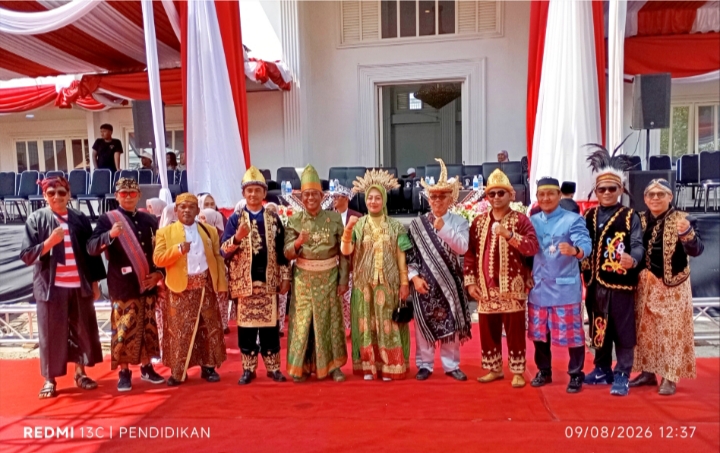 Tampak Kepala Desa bersama staff mengenakan baju adat budaya Nusantara.