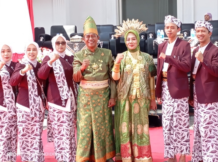 Kepala Desa beserta Ketua TP PKK Desa bersama sama anggota BPD Desa Junrejo.