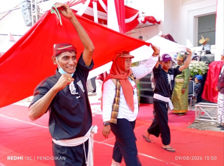 Tampak guru bidang teknik bersama PSHT ketika membawa Bendera Merah Putih. 