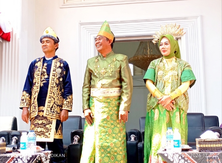 Tampak Tengah Kepala Desa Junrejo ketika melihat adat istiadat serta melihat PSHT membentangkan 100 meter. 