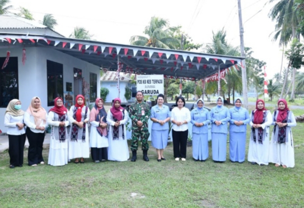 Tampak Dan Lanud RSA Natuna bersama sama masyarakat.