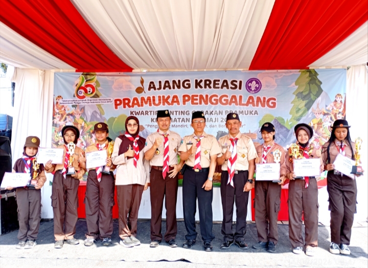 Tampak ketika Forkopimcam bersama sama para juara lomba.