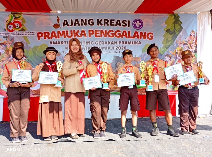 Tampak salah satu pembina ketika bersama sama para juara lomba.
